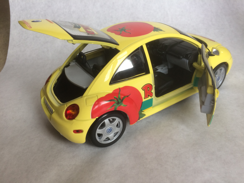 Illustration for article titled RED GOLD VW New Beatle 1:18